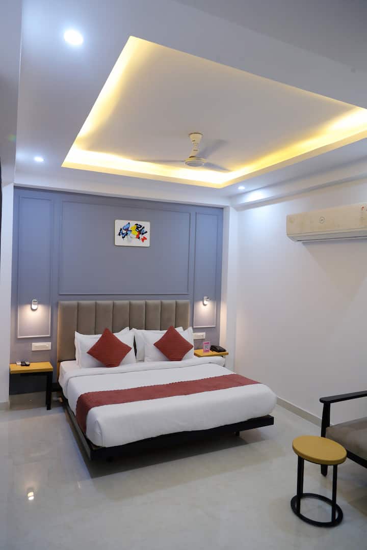 „ჩვენი მყუდრო და თანამედროვე საძინებლები გთავაზობთ პლუშის თეთრეულს, კონდიციონერს, მაღალსიჩქარიან Wi-Fi ქსელს, ბრტყელეკრანიან ტელევიზორს და სააბაზანოს პრემიუმ-კლასის საყოფაცხოვრებო პირობებით. Იდეალურია დასასვენებლად და კომფორტული სტუმრობისთვის!"
