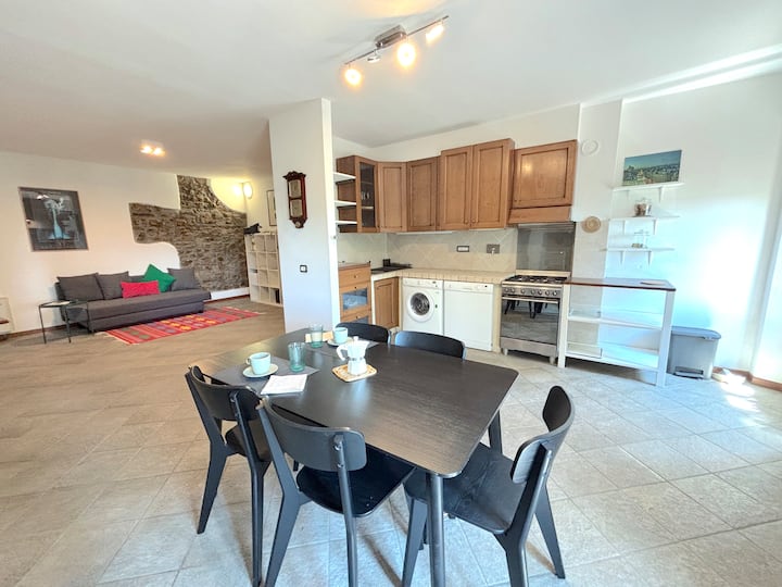 Სასადილო სივრცე უკავშირდება მისაღებ ოთახს და იზიარებს ნათელ და კეთილმოწყობილ სივრცეს.