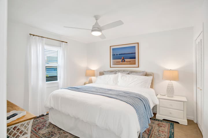 سرير مريح بحجم كينغ مع حمام ملحق وخزانة لتخزين الملابس وتلفزيون ذكي للبث