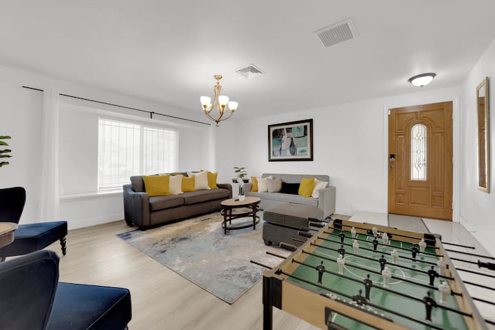 4BR Vegas home | Pool & Chef’s Kitchen, Near Strip