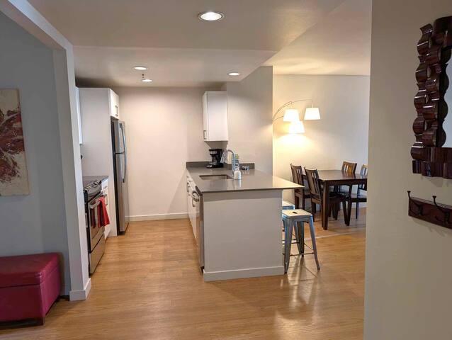 2-bdrm + den (sleeps 8, 6 ad max) at Harbor Steps! gallery image 5