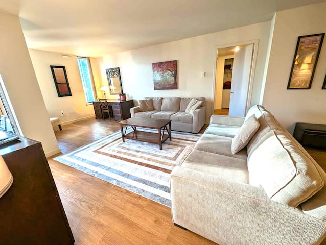 2-bdrm + den (sleeps 8, 6 ad max) at Harbor Steps!