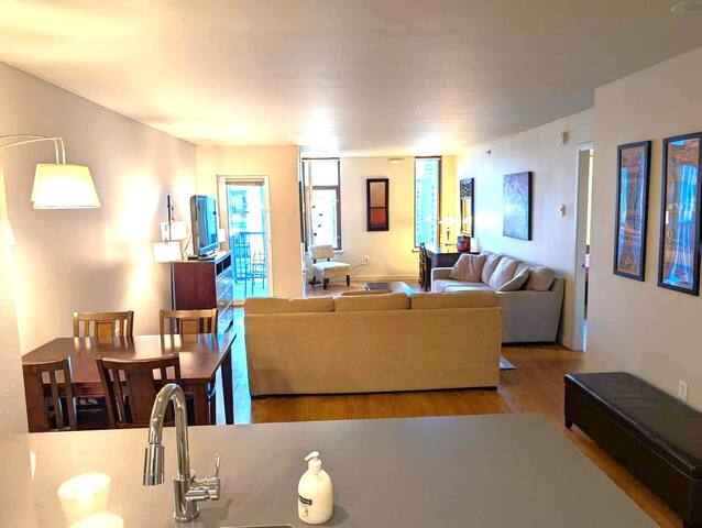 2-bdrm + den (sleeps 8, 6 ad max) at Harbor Steps! gallery image 4