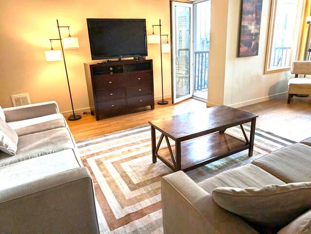 2-bdrm + den (sleeps 8, 6 ad max) at Harbor Steps! gallery image 3