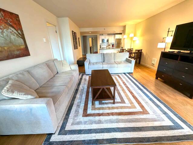 2-bdrm + den (sleeps 8, 6 ad max) at Harbor Steps! gallery image 2