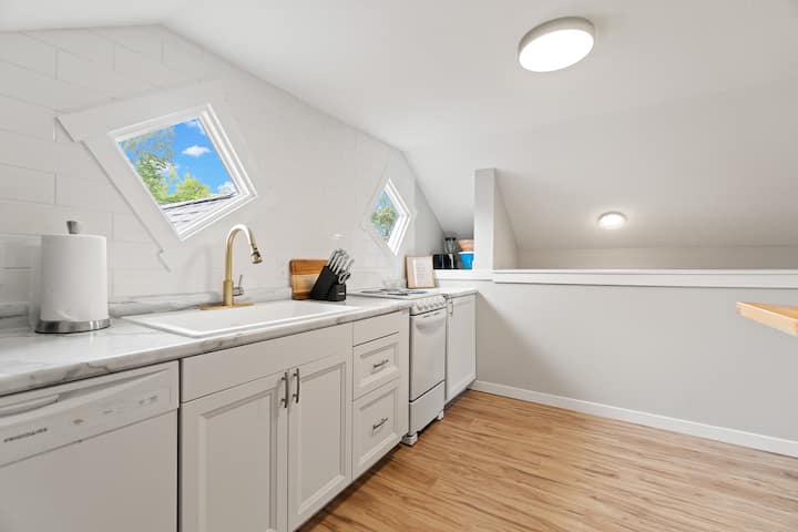 Pet Friendly One Bedroom Apt Near Downtown - Fort Wayne, IN