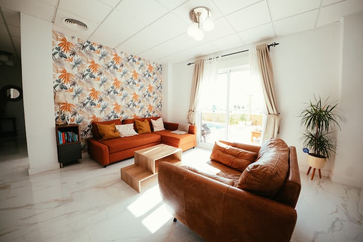 Soggiorno con divano letto 140x230 cm e poltrona 