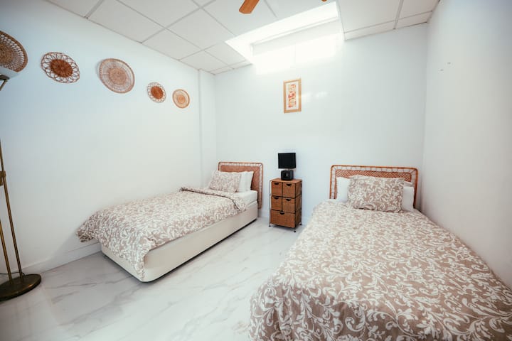 Camera da letto con due letti singoli da 105 cm