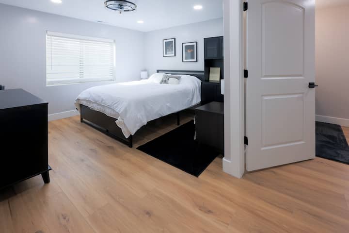 מיטת קווין סייז נוחה וחדר רחצה צמוד