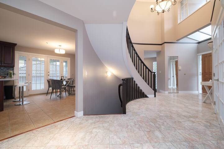 Spacious 4BR w/ Ensuites Mins to Downtown YVR UBC gallery image 4