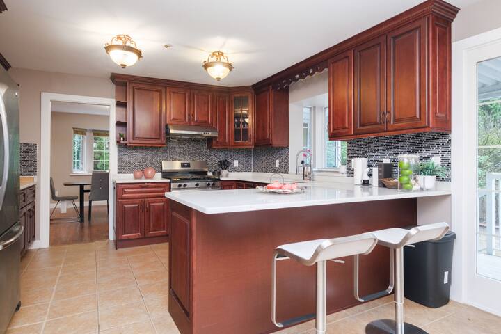 Spacious 4BR w/ Ensuites Mins to Downtown YVR UBC gallery image 3