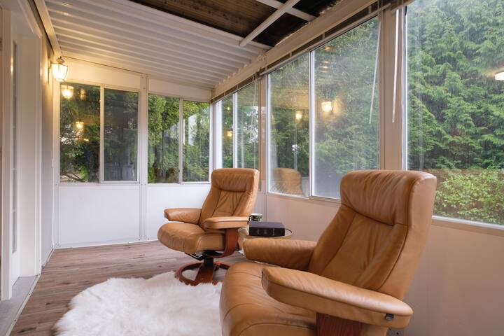 Spacious 4BR w/ Ensuites Mins to Downtown YVR UBC gallery image 2