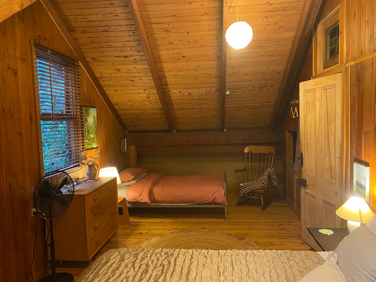 U veću sobu postavljen je krevet za jednu osobu za dvije osobe koje radije ne bi dijelile bračni krevet. Pazite na niska svjetla u ovoj prostoriji!