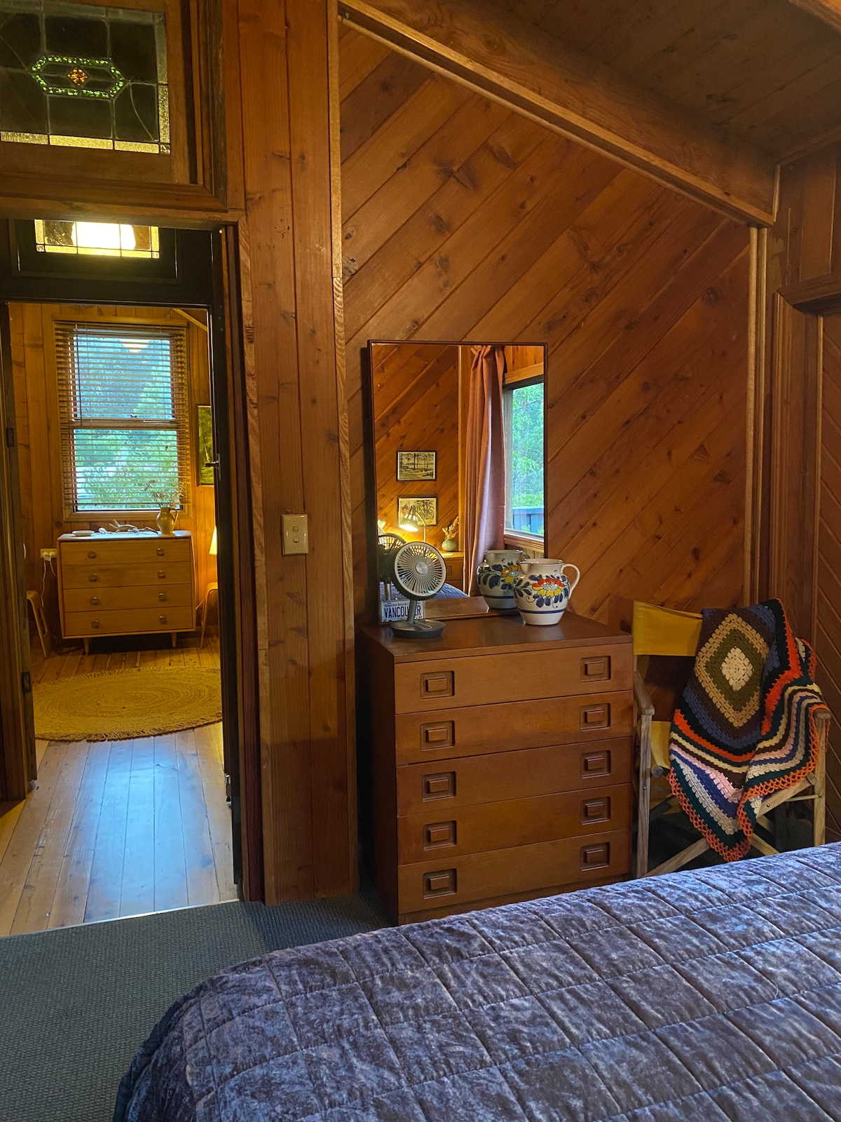 Pogled prema istoku iz spavaće sobe na trećem katu. Komoda i stolica s pristupom malom balkonu okrenutom prema jugu.