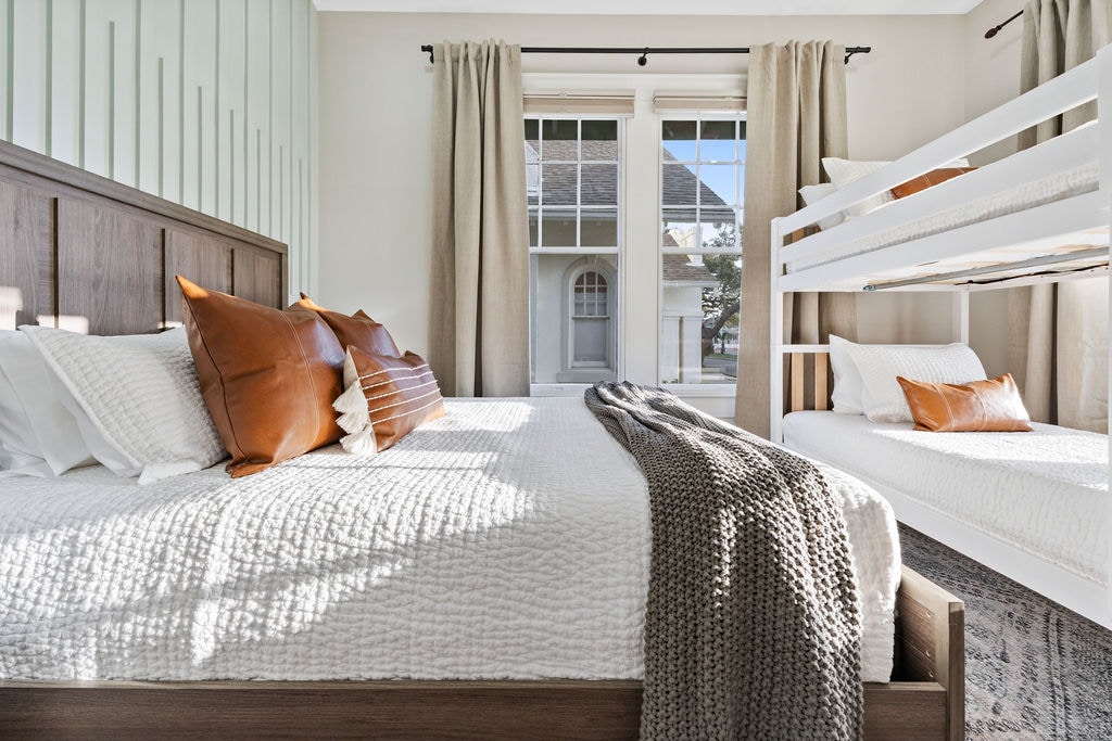 בחדר השינה השלישי יש מיטת קווין סייז, מיטות קומותיים וטלוויזיה חכמה של 65 אינץ'. ממוקם ממש ליד הסלון הראשון.