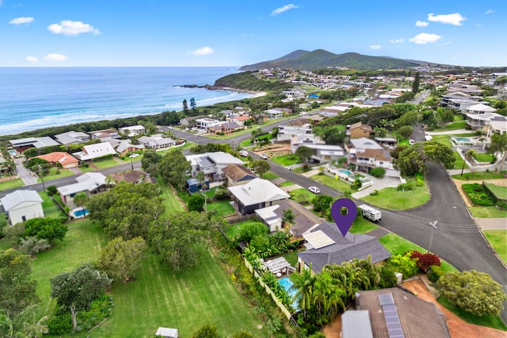 Beachside family home with pool!