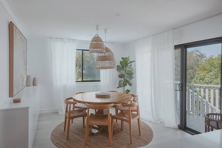 Beachside family home with pool! gallery image 3