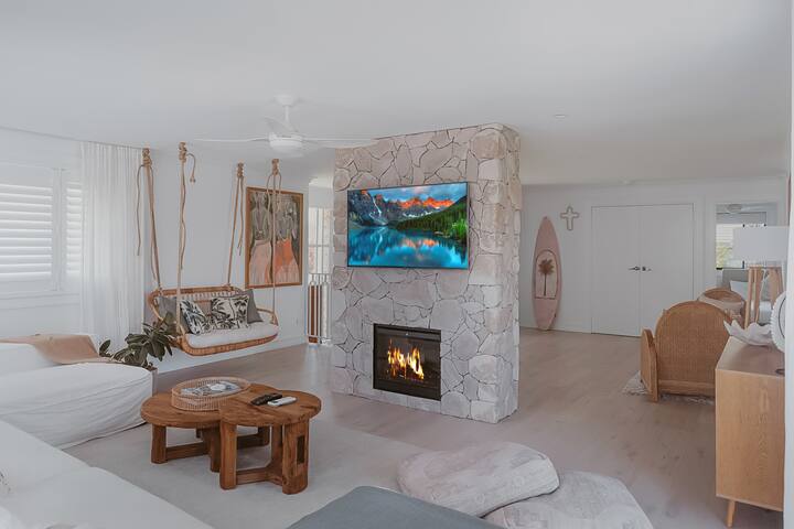 Beachside family home with pool! gallery image 2