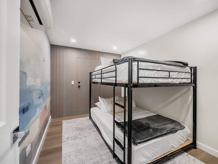 Гъвкави условия за спане с игриво настроение. Идеално за семейства и приятели, които споделят времето си заедно в Уайкики. Отпуснете се в пълноразмерното двуетажно легло, докато се наслаждавате на хладния климатик.