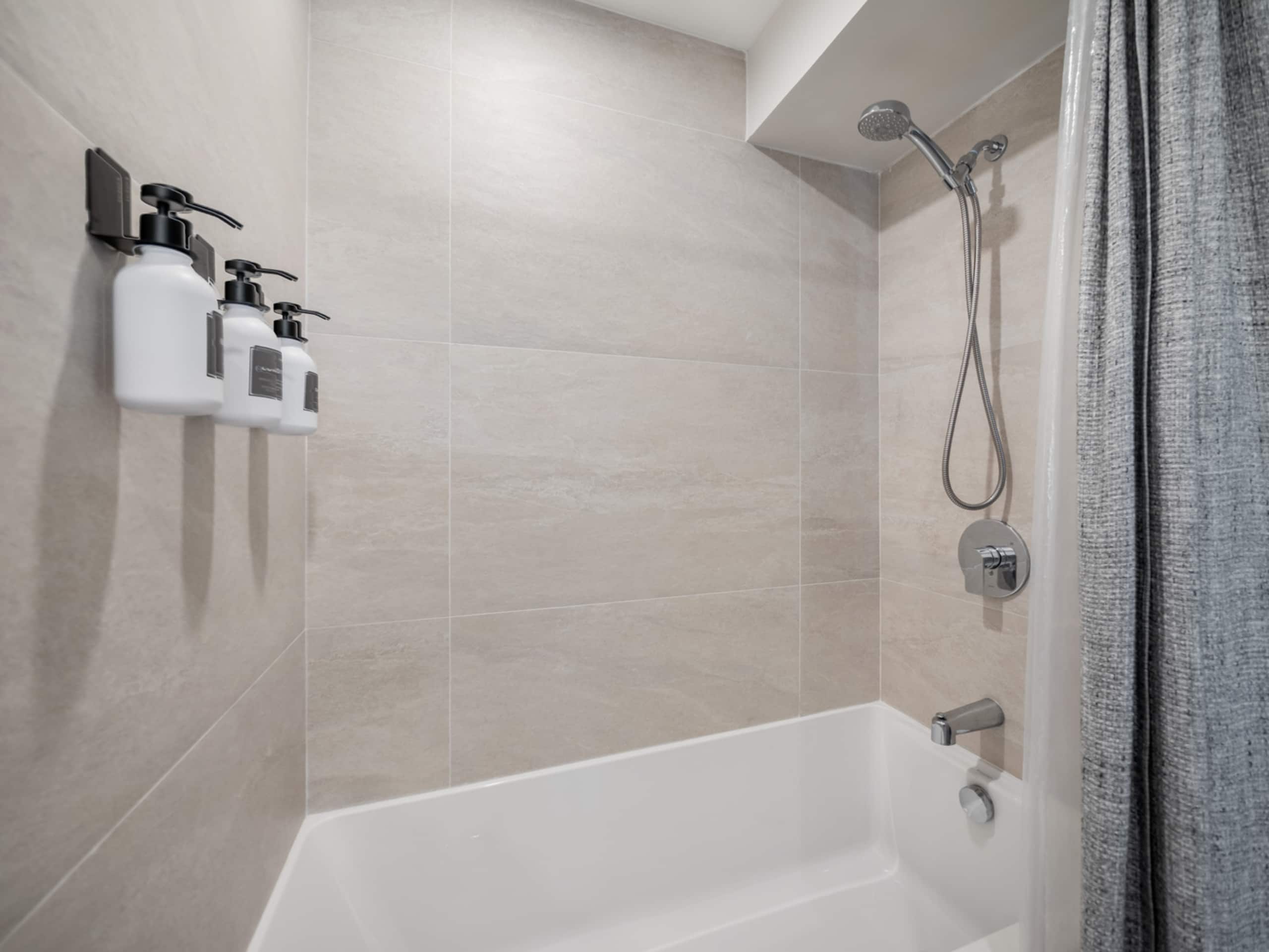 Walk to the Beach! Modern 3Bed, 2Bath AC, Parking - Image 25