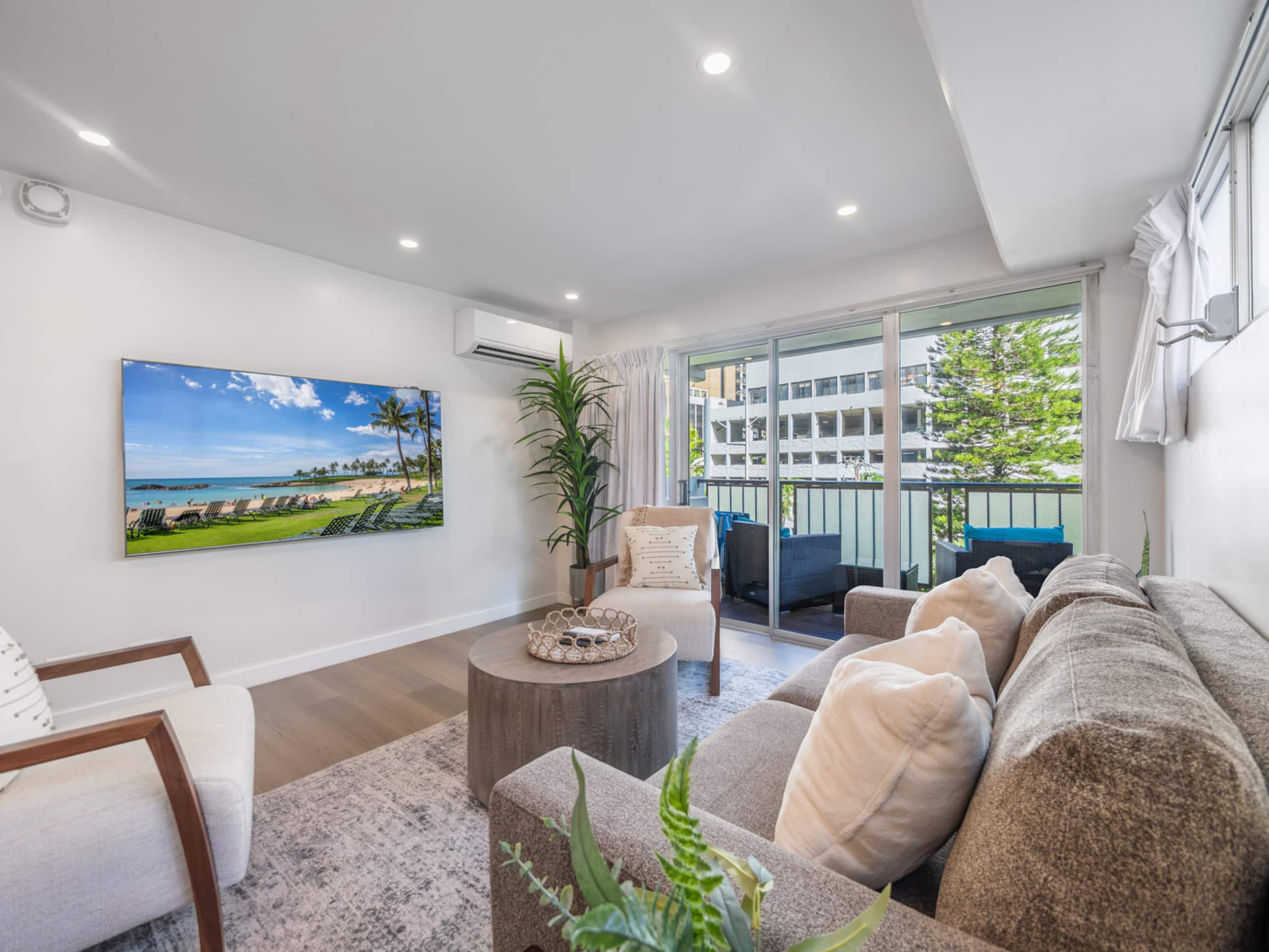 Walk to the Beach! Modern 3Bed, 2Bath AC, Parking - Image 1