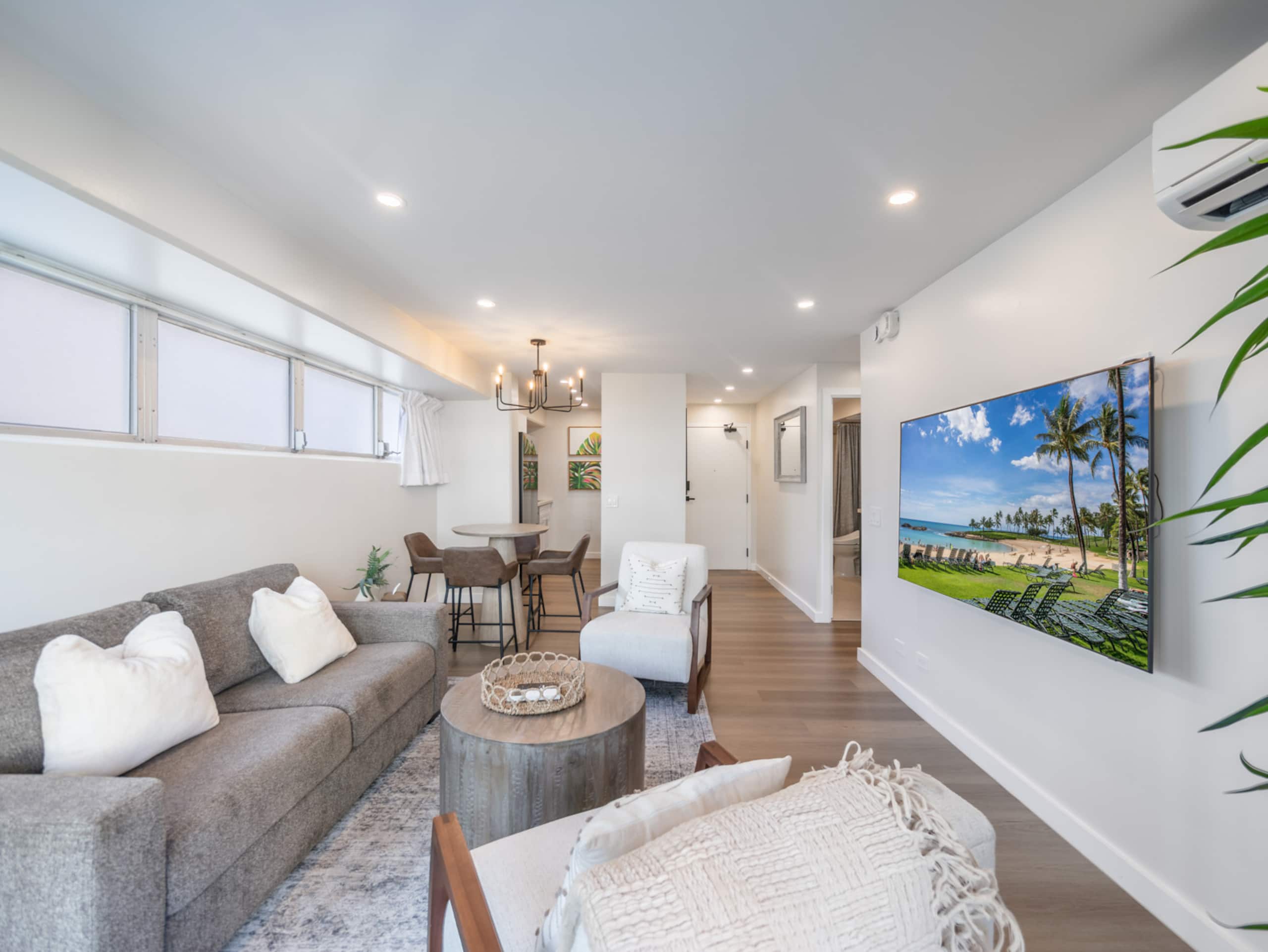 Walk to the Beach! Modern 3Bed, 2Bath AC, Parking - Image 2