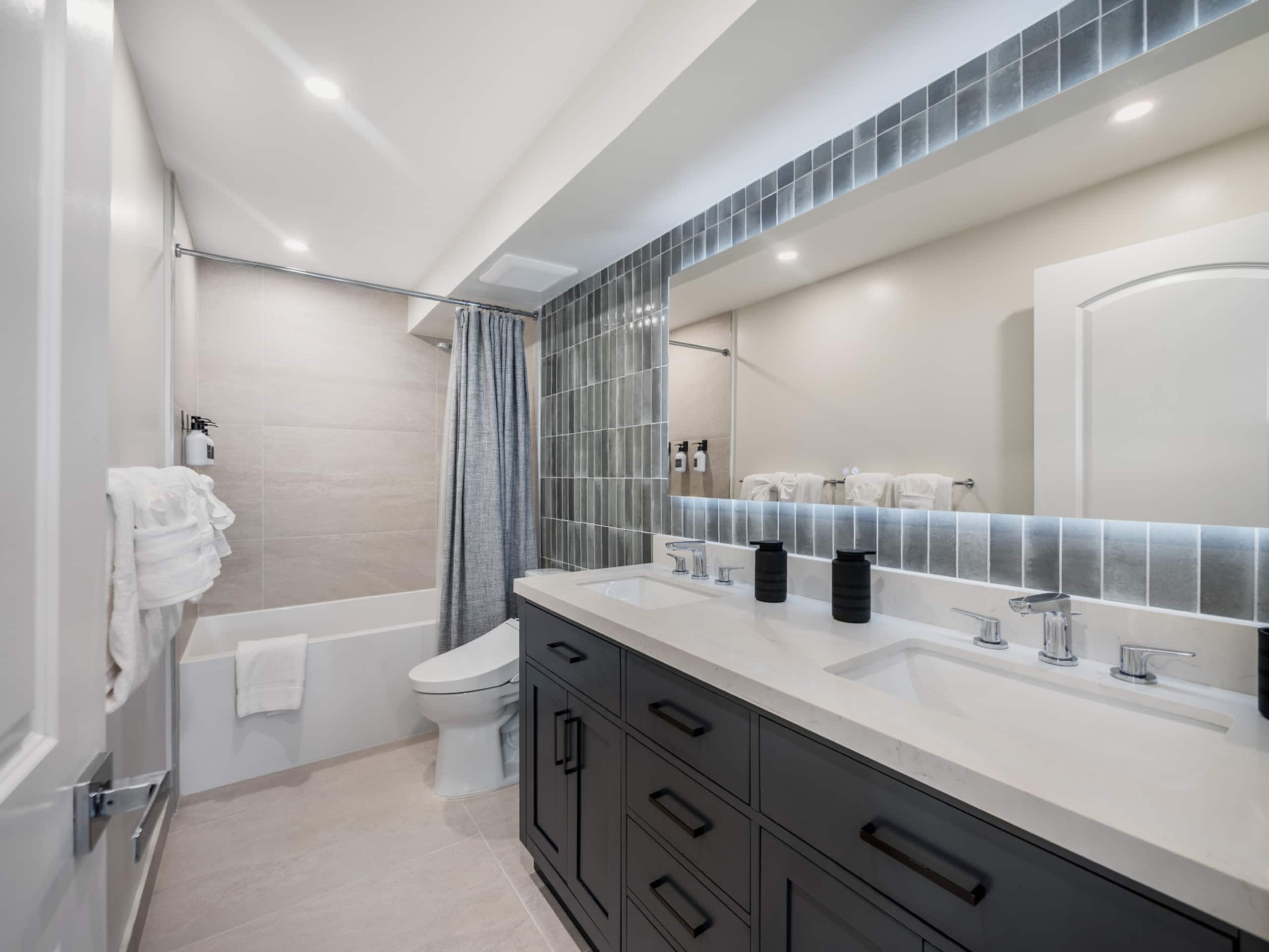 Walk to the Beach! Modern 3Bed, 2Bath AC, Parking - Image 23