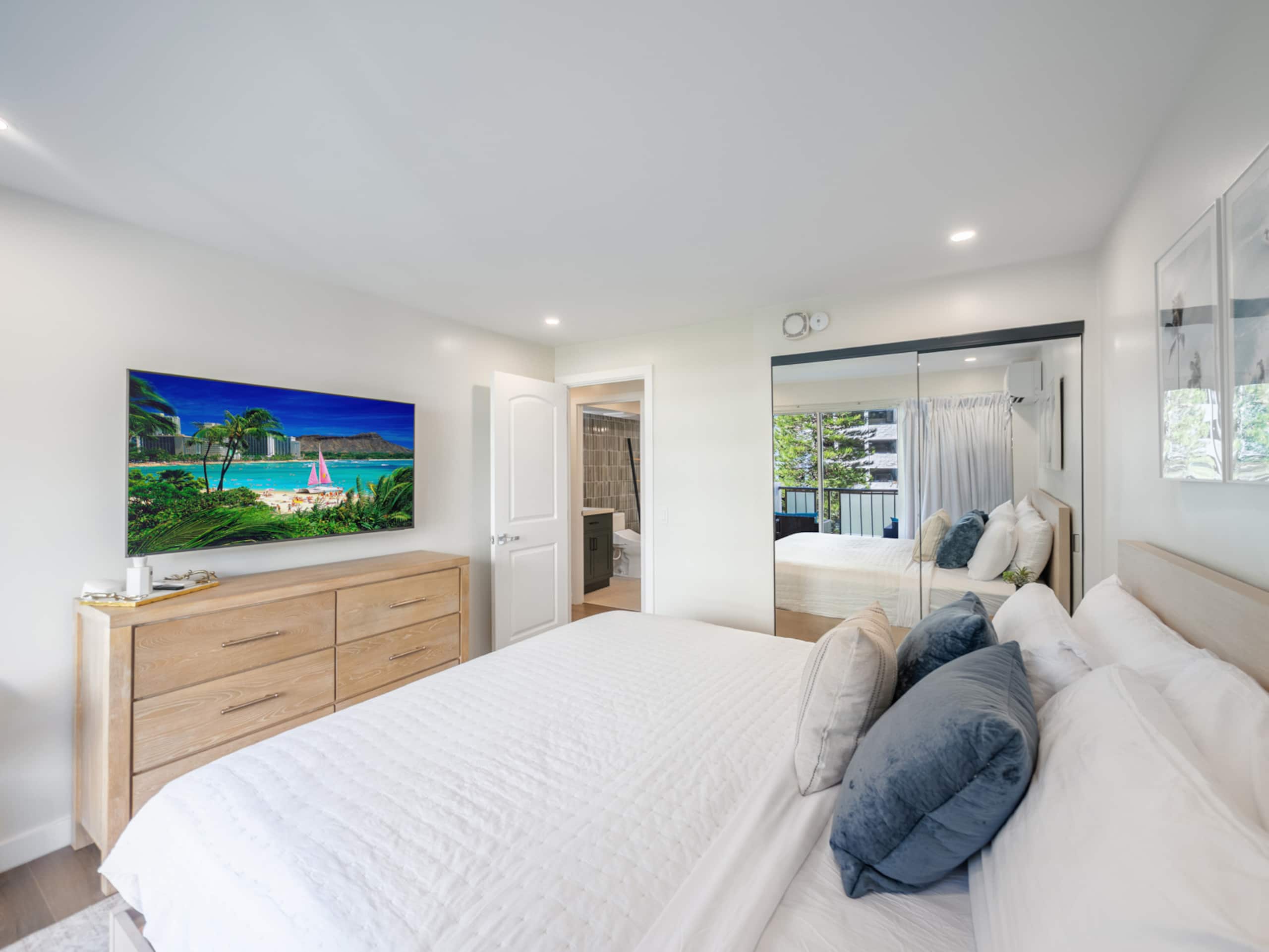 Walk to the Beach! Modern 3Bed, 2Bath AC, Parking - Image 16