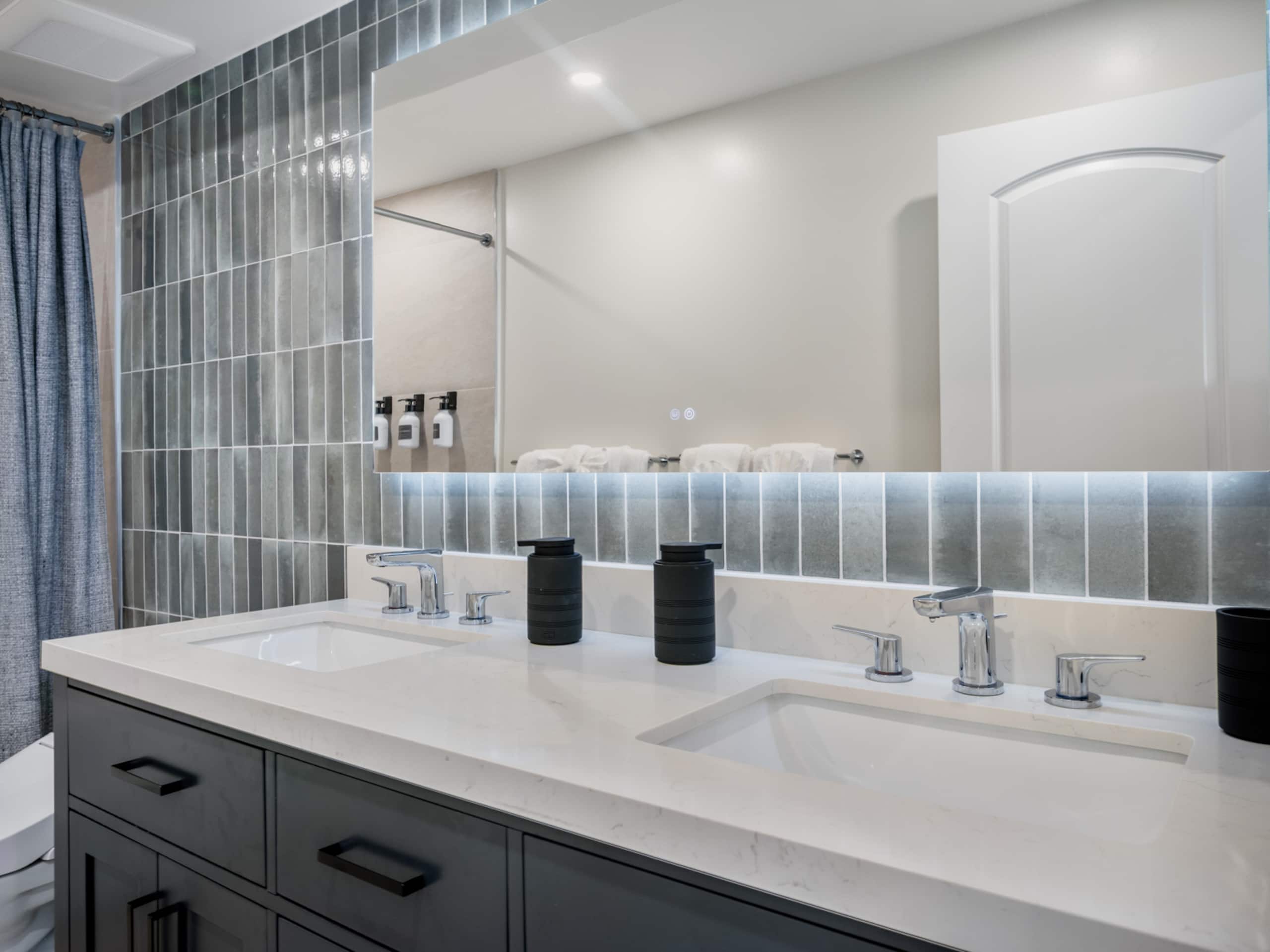 Walk to the Beach! Modern 3Bed, 2Bath AC, Parking - Image 24