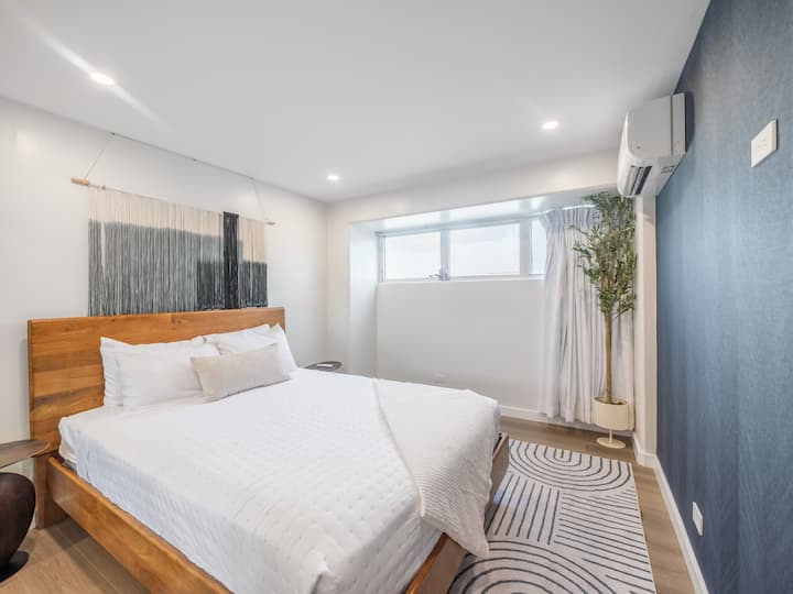 Светлата втора спалня е идеална за спокойни нощи и бавни сутрини преди разходки по плажа и местни закуски.