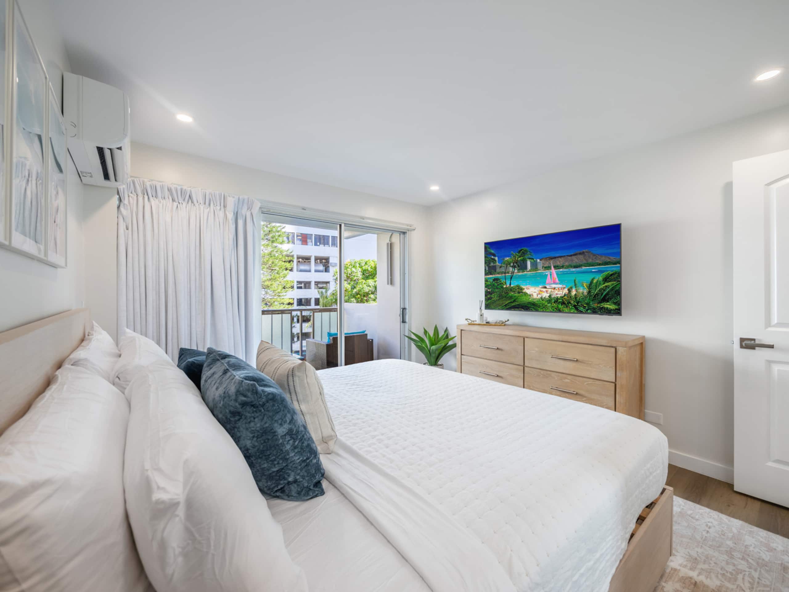 Walk to the Beach! Modern 3Bed, 2Bath AC, Parking - Image 10