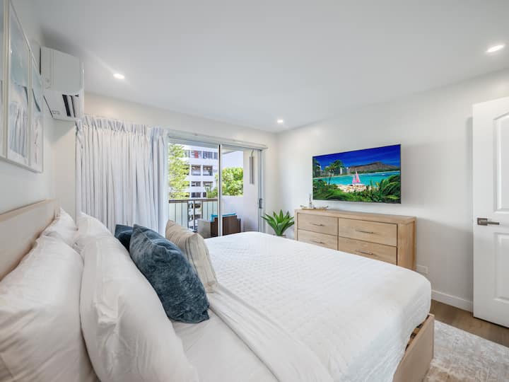 Оттеглете се в рай с голямо двойно легло и достъп до веранда/балкон. Дръпнете завесите, за да затъмните стаята, отдъхнете си и се събудете готови за още един ден, изпълнен с приключения, в Уайкики.