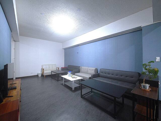 台北西門町 ~ 藍色天空 ~ (電梯/獨立門戶~10人以上入住，需加收費用~禁菸)! gallery image 5