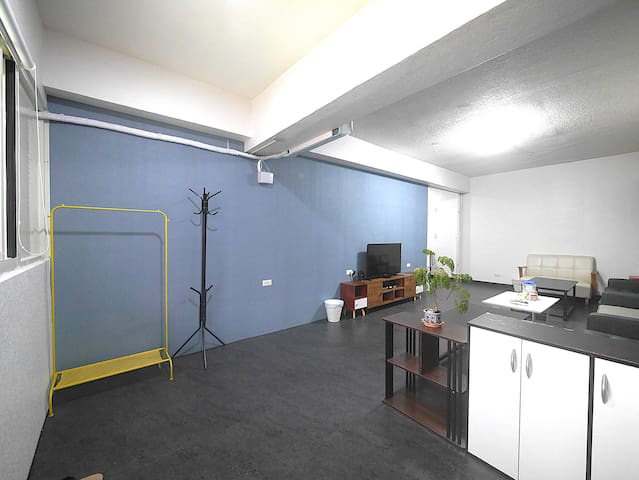 台北西門町 ~ 藍色天空 ~ (電梯/獨立門戶~10人以上入住，需加收費用~禁菸)!