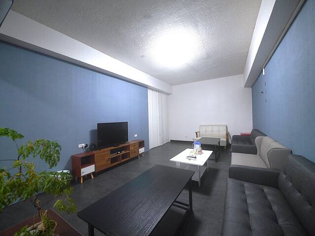 台北西門町 ~ 藍色天空 ~ (電梯/獨立門戶~10人以上入住，需加收費用~禁菸)! gallery image 3