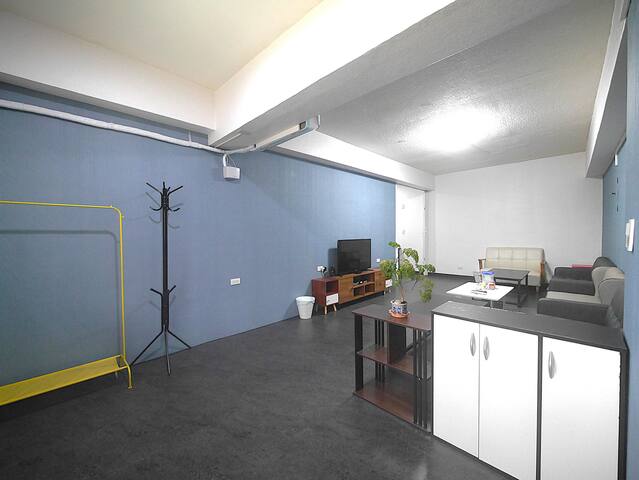 台北西門町 ~ 藍色天空 ~ (電梯/獨立門戶~10人以上入住，需加收費用~禁菸)! gallery image 2