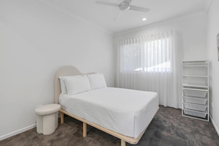 Pronađite svoje tihe trenutke u četvrtoj spavaćoj sobi s bračnim krevetom, gdje neutralni tonovi stvaraju umirujuću atmosferu, a otvorena ostava održava osnovnu opremu organiziranom.