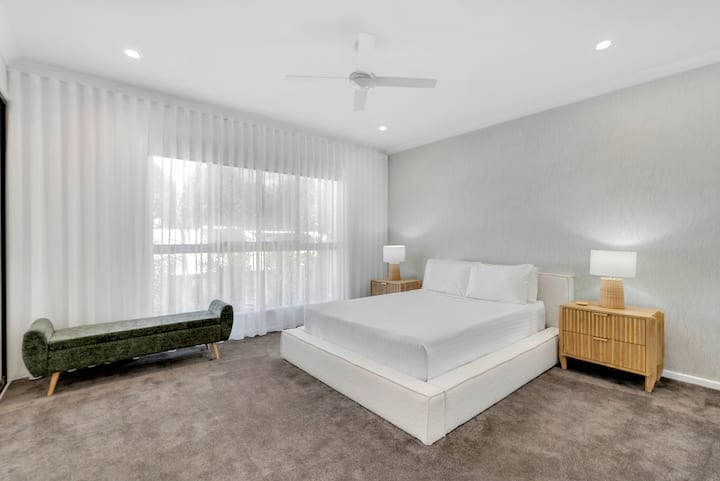 Probudite se uz meko prirodno svjetlo u drugoj spavaćoj sobi s bračnim krevetom, a zatim se sklupčajte uz dobru knjigu na elegantnoj klupi pored prozora za sporo i opuštajuće jutro.