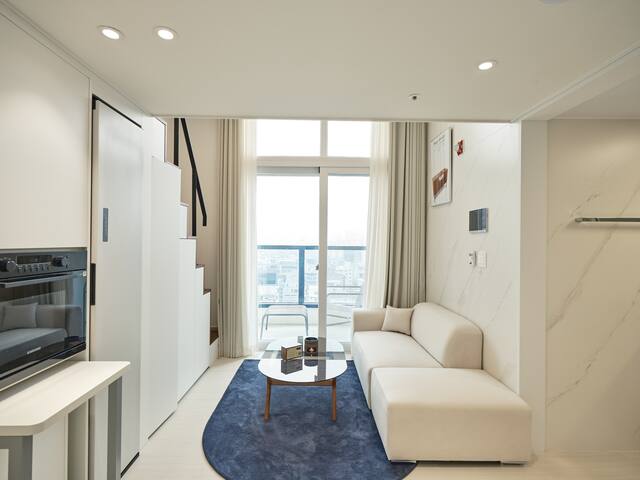 Uh Flat Signature managed Airbnb listing 2