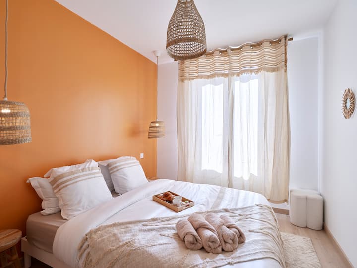 Druga spavaća soba s bračnim krevetom u narančastim tonovima. Želite li doručak u krevetu okupan prirodnim svjetlom?