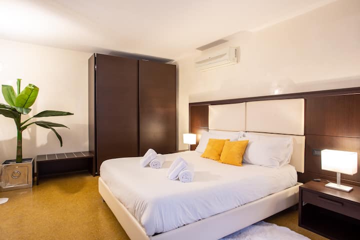 Спалня 2: просторна и светла, тази двойна спалня предлага комфорт и елегантност, с големи прозорци, които придават естествена светлина и релаксираща атмосфера