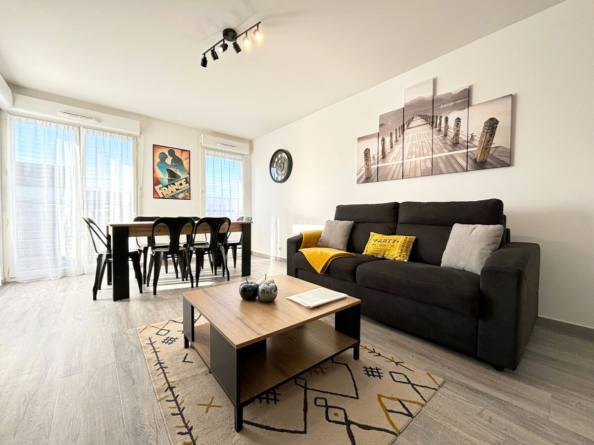 Vriendelijke woonkamer met toegang tot balkon en open keuken.