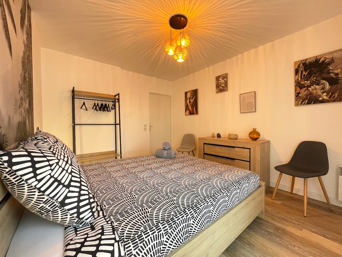 Hoofdslaapkamer met een ultracomfortabel QUEENSIZE BED VAN 160 cm en een dressoir.