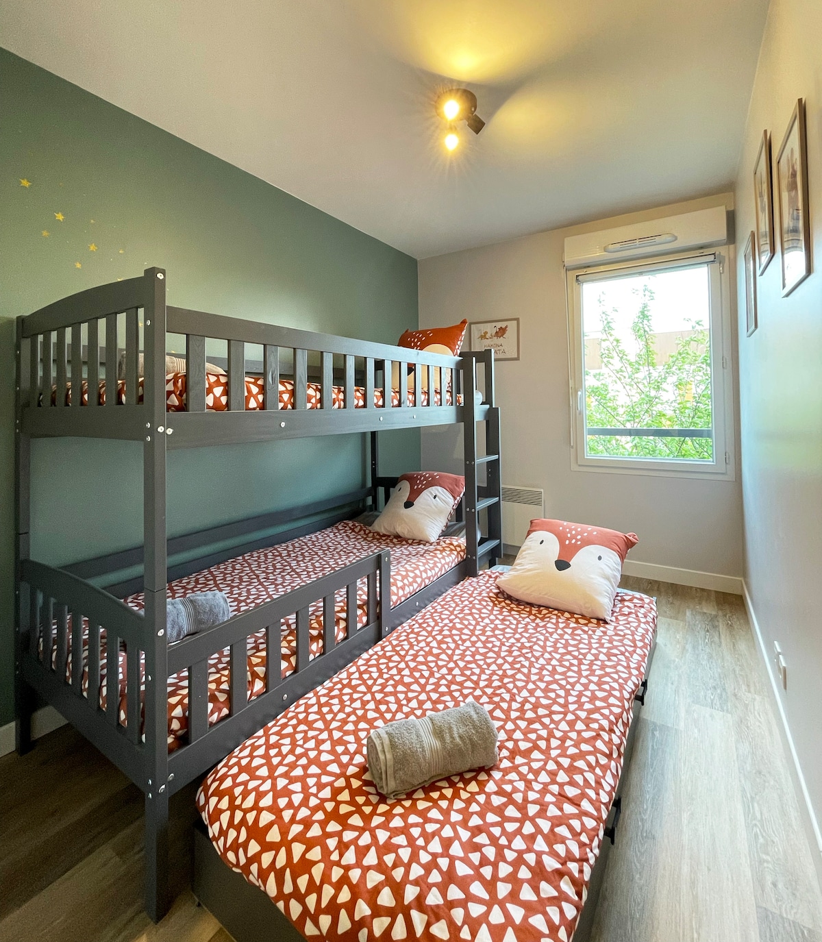 Kinderkamer uitgerust met een uitschuifbaar stapelbed dat gemakkelijk plaats biedt aan 3 kinderen. ( Het bed en badlinnen voor het 3e bed is beschikbaar tegen een toeslag).







