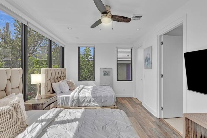 Modern 5BR Townhouse | 2 Blocks from Las Olas Blvd gallery image 5