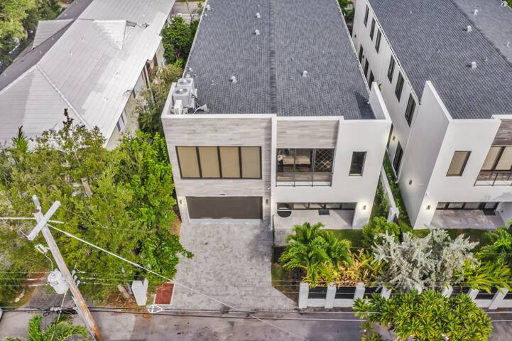 Modern 5BR Townhouse | 2 Blocks from Las Olas Blvd gallery image 2