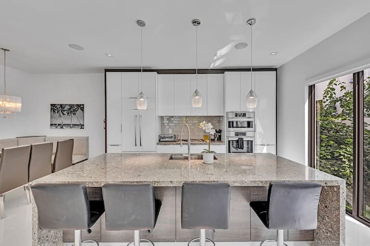 Modern 5BR Townhouse | 2 Blocks from Las Olas Blvd gallery image 3