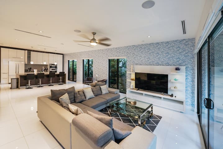 Modern 5BR Townhouse | 2 Blocks from Las Olas Blvd