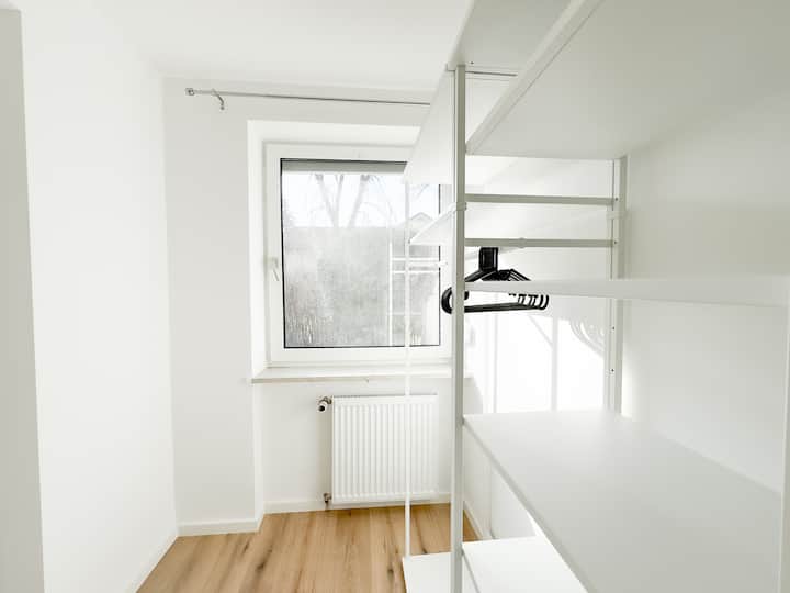 Mwonekano wa Kitanda: Dirisha angavu na Kabati la Vitendo