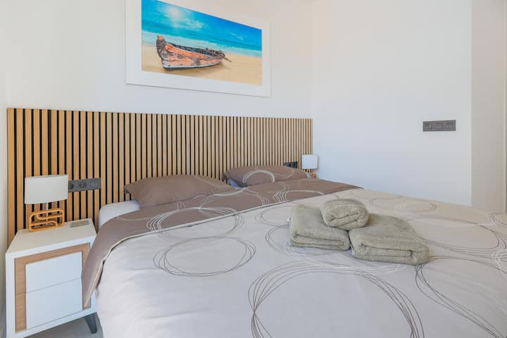 غرفة نوم رئيسية بسرير بمقاس كينج 180 سم وتلفزيون LED 46بوصة مع جهاز Chromecast مدمج وحمام متصل (حمام داخلي).